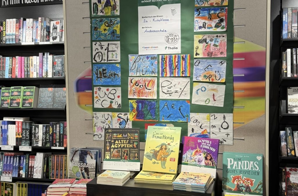 Klasse 2a gestaltet Büchertisch bei Thalia